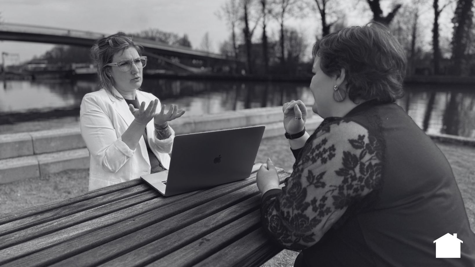 Sara en Charline van De Praktijk in gesprek aan tafel over de werkrelatie met cliënten