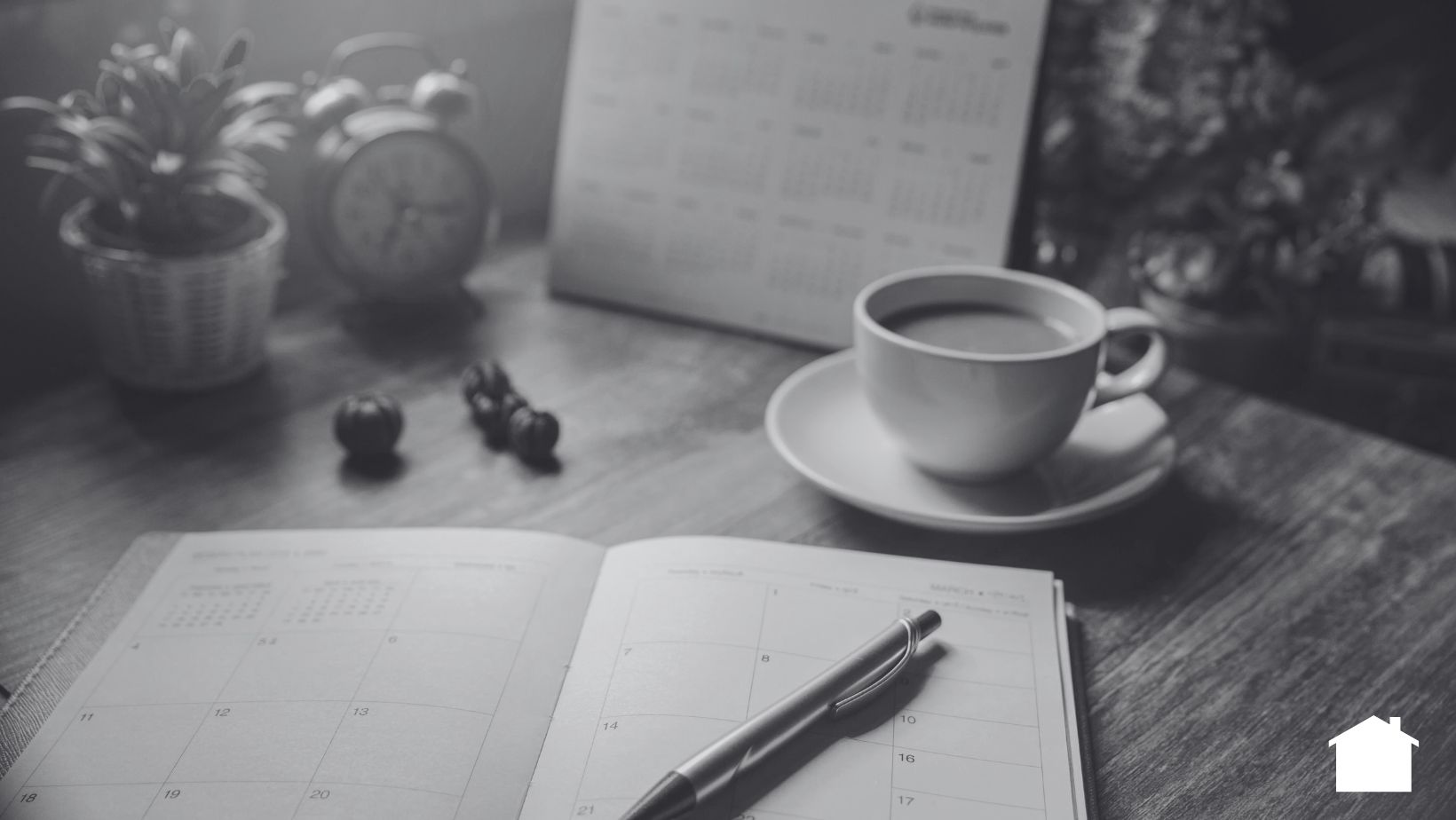 Notitieboek en koffie op tafel: reflecteren over de werkrelatie voor de sessie begint